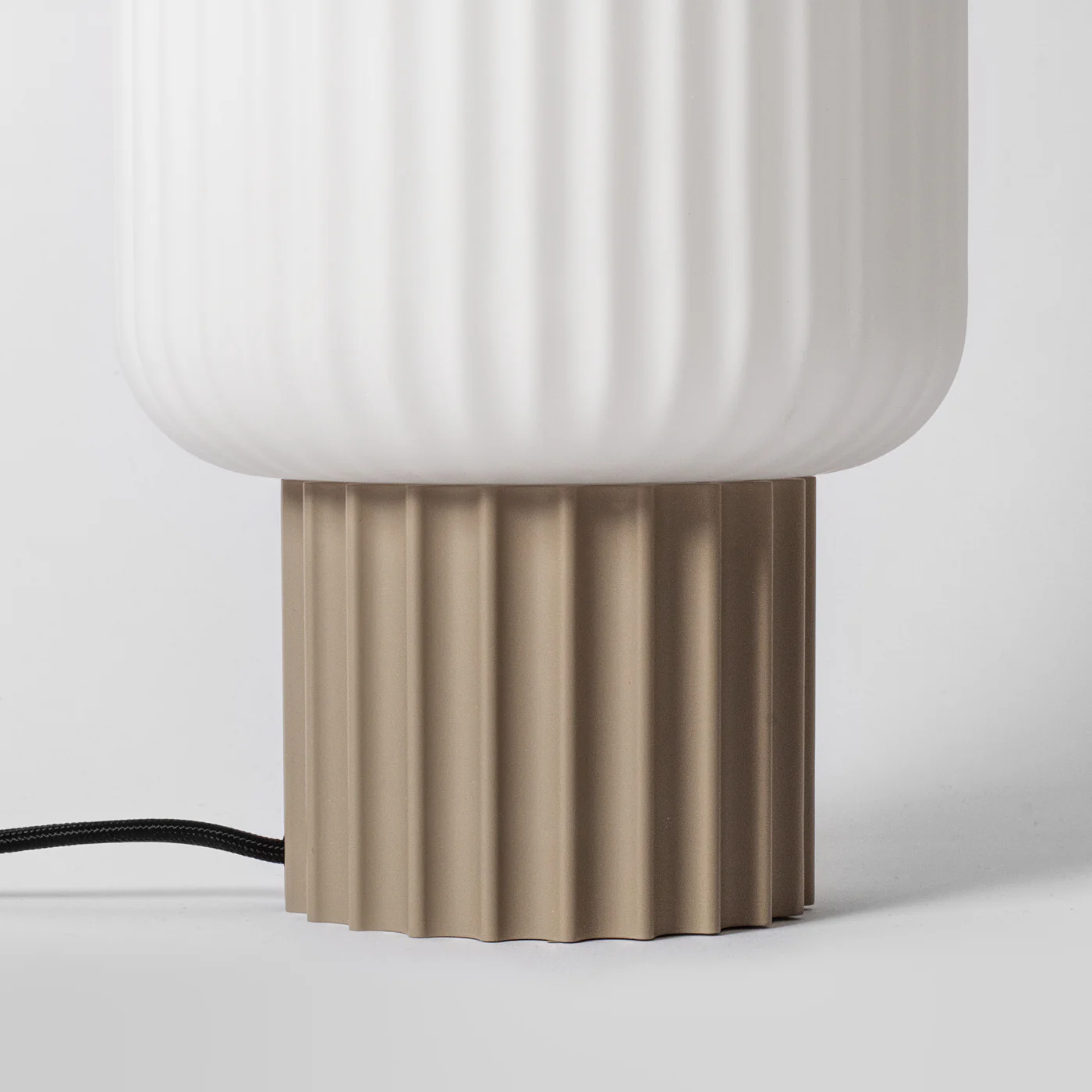 Tuva White Glass Table Lamp - Image 4